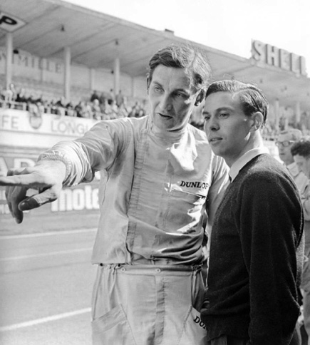Jimmy en grande conversation lors des essais du GP de France 1963 sur le circuit de Reims Gueux